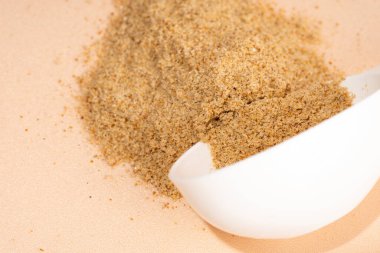 Beslenme takviyelerinin karışımı. Beyaz bej bir arka planda diyet ipliği ve kepçeyle. Beslenme bitkisel takviyeler, mide sağlığı için biyolojik olarak aktif katkı maddeleri. Üst görünüm, kapat.