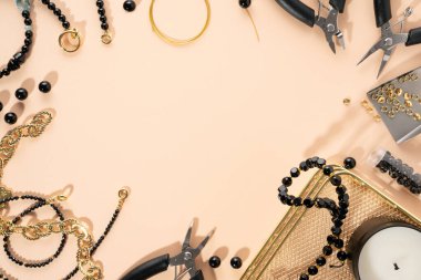 İş yerindeki DIY mücevherleri için aletler ve aksesuarlar. Bej arka planda düz yatıyordu. Yaratıcı düz yatak, konsept kompozisyon, kopyalama alanı, üst görünüm. El yapımı el işi hobisi, ev yapımı iş, hediyeler yapmak.