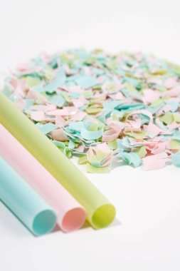 Beyaz arka planda pipet ve mikro plastik içmek. Besin zincirindeki mikro plastiğin etkisi. Mikro plastik kirliliği düşüncesi. Çevresel hasar kavramı. Seçici odak.