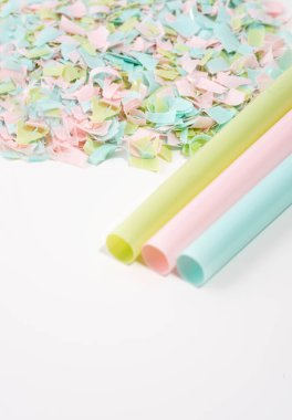 Beyaz arka planda pipet ve mikro plastik içmek. Besin zincirindeki mikro plastiğin etkisi. Çevresel hasar kavramı. Mikro plastik kirliliği düşüncesi. Seçici odak, boşluğu kopyala.