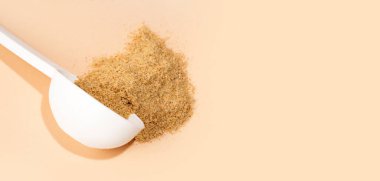 Biyolojik olarak aktif katkı maddelerinin karışımı. Beyaz kepçe bej arka planda diyet lifleri. Beslenme bitkisel takviyeler. Bağırsak ve mide sağlığı konsepti. Üst manzara, yatay. Kopyala lütfen. Pankart