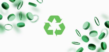 Yeşil şişe kapakları, beyaz arka planda geri dönüşüm sembolü. Plastik kapaklar havada süzülüyor. Çevresel zarardan korunma kavramı. Çevresel sürdürülebilirlik fikri ve Dünya Günü.