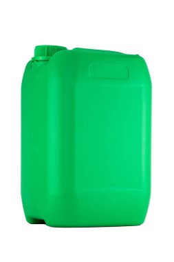 Kapağı beyaz arka planda izole edilmiş yeşil plastik bir kutu. Bir açıdan bak. Dezenfektan, deterjan ya da yağlama ürünü. Sıvı maddeli Jerrycan..