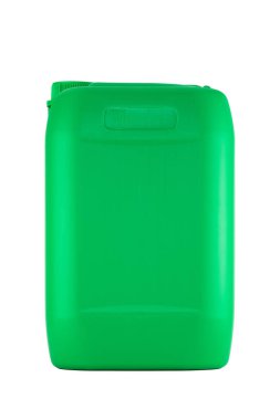 Sıvı maddeli Jerrycan. Kapağı beyaz arka planda izole edilmiş yeşil plastik bir kutu. Dezenfektan, deterjan veya yağlama ürünü.