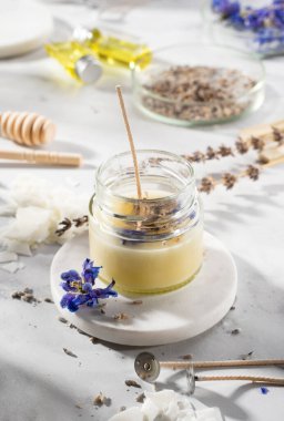 Ev yapımı doğal çevre dostu mumlar, fitil, parfüm, mermer bir masaya gerekli yağı koymak için gerekli aletleri ayarlayın. İşlem yapılıyor. Modayı takip et. El işi hobisi, küçük işletme, sanatsal ürünler konsepti.