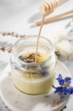 Ev yapımı doğal çevre dostu mumlar, fitil, parfüm, mermer bir masaya gerekli yağı koymak için gerekli aletleri ayarlayın. İşlem yapılıyor. Modayı takip et. El işi hobisi, küçük işletme, sanatsal ürünler konsepti.