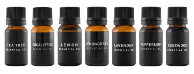 Beyaza izole edilmiş gerekli yağ şişeleri. Lavanta, limon otu, limon, nane, gül ağacı, çay ağacı ve okaliptüs yağı. Doğal kozmetik, aromaterapi, refah, cilt bakımı. Kesme yolu.