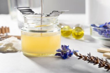 Ev yapımı doğal çevre dostu mumlar, fitil, parfüm, mermer bir masaya gerekli yağı koymak için gerekli aletleri ayarlayın. İşlem yapılıyor. Modayı takip et. El işi hobisi, küçük işletme, sanatsal ürünler konsepti.