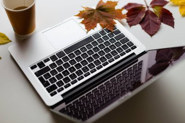 Üzerinde bir defter ve sonbahar yaprağı var.. 