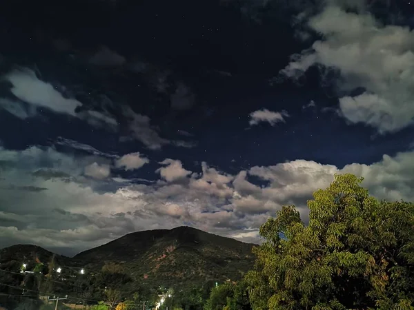 Dağları Bulutlu Gökyüzü Olan Güzel Bir Manzara — Stok fotoğraf