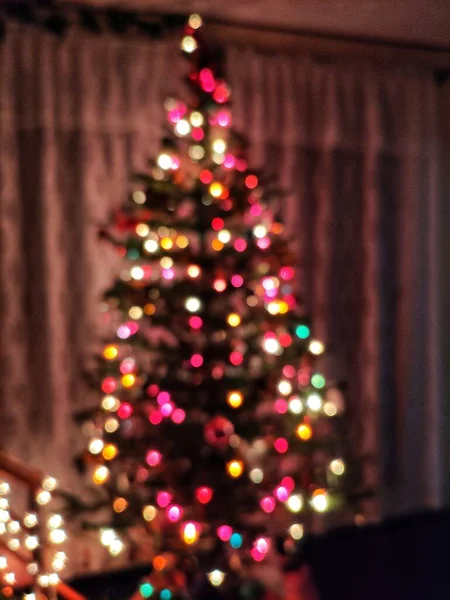 Різдвяна Ялинка Вогнями Кульками — стокове фото