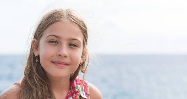 Deniz kenarında mavi gözlü güzel bir kızın portresi.