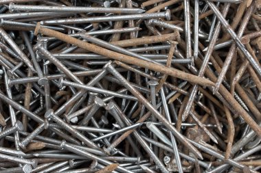 Farklı boyutlarda eski paslı çivi