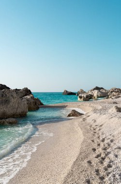 Güzel bir yaz Akdeniz çakıl taşlı plajı Küçük deniz dalgalarıyla