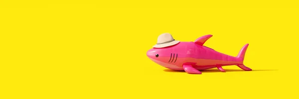 Tubarão Rosa Inflável Com Chapéu Conceito Viagem Verão Fundo Amarelo — Fotografia de Stock