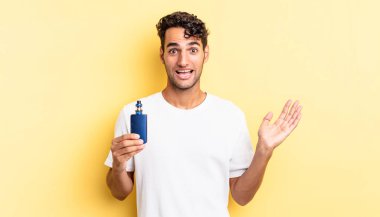 İspanyol yakışıklı adam kendini mutlu hissediyor ve inanılmaz bir şeye hayret ediyor. buharlaştırıcı kavramı