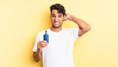 İspanyol yakışıklı adam kendini stresli, endişeli ya da korkmuş hissediyor, elleri başının üstünde. buharlaştırıcı kavramı