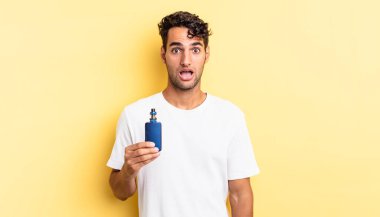 İspanyol yakışıklı adam çok şaşırmış ya da şaşkın görünüyor. buharlaştırıcı kavramı