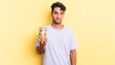 İspanyol yakışıklı adam kafası karışmış ve şaşkın görünüyor. kurabiye konsepti