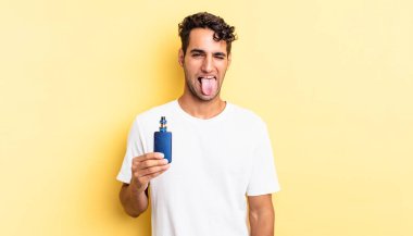 Neşeli ve asi tavırlı, şakacı ve dilsiz İspanyol yakışıklı bir adam. buharlaştırıcı kavramı