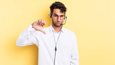 Latin asıllı yakışıklı adam kızgın, baş parmağını kaldırıyor. tele pazarlamacı konsepti