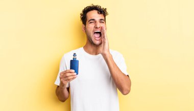 İspanyol yakışıklı adam kendini mutlu hissediyor, elleri ağızının yanında bağırıyor. buharlaştırıcı kavramı