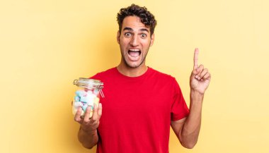 İspanyol yakışıklı bir adam bir fikri fark ettikten sonra mutlu ve heyecanlı bir dahi gibi hissediyor. şeker konsepti