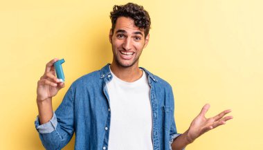 İspanyol yakışıklı adam kendini mutlu hissediyor, bir çözüm ya da fikir bulduğuna şaşırıyor. astım konsepti