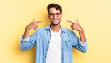 İspanyol yakışıklı adam kendine güvenerek gülümsüyor.