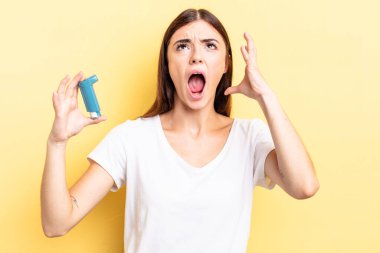 Genç İspanyol kadın ellerini havaya kaldırarak çığlık atıyor. astım konsepti