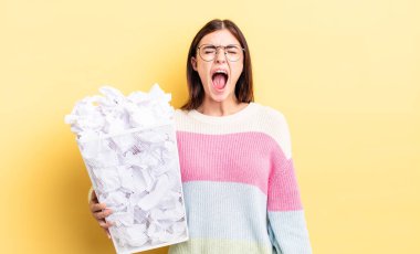 Genç İspanyol kadın agresif bir şekilde bağırıyor, çok kızgın görünüyor. başarısızlık çöp konsepti