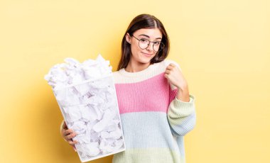 Genç İspanyol kadın kibirli, başarılı, pozitif ve gururlu görünüyor. başarısızlık çöp konsepti