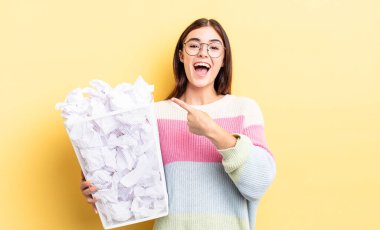 Genç İspanyol kadın heyecanlı ve şaşırmış görünüyor. başarısızlık çöp konsepti
