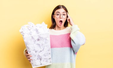 Genç İspanyol kadın şaşırmış görünüyor, yeni bir düşünce, fikir ya da konsept keşfediyor. başarısızlık çöp konsepti