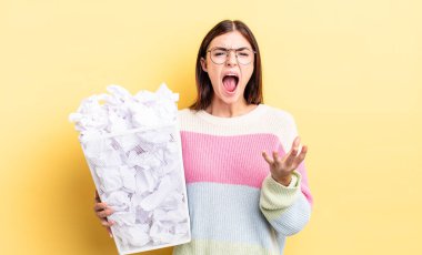Genç İspanyol kadın kızgın, sinirli ve hayal kırıklığına uğramış görünüyor. başarısızlık çöp konsepti