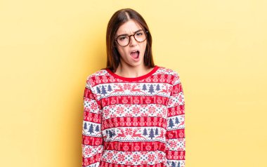 Genç İspanyol kadın şaşkın ve şaşkın hissediyor. Chistmas ve yeni yıl konsepti