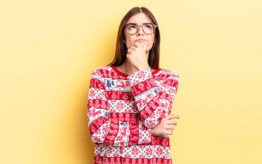 Genç İspanyol kadın düşünüyor, kuşkulu ve şaşkın hissediyor. Chistmas ve yeni yıl konsepti