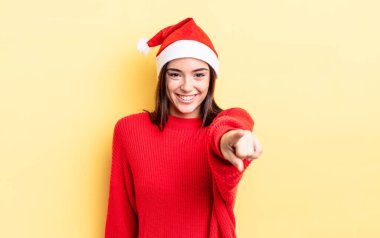 Genç İspanyol kadın kamerayı göstererek seni seçiyor. Chistmas ve yeni yıl konsepti