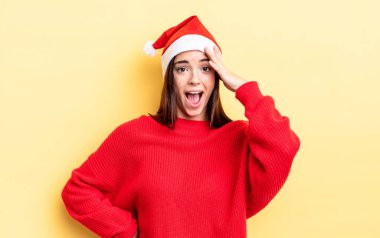 Genç İspanyol kadın mutlu, şaşkın ve şaşırmış görünüyor. Chistmas ve yeni yıl konsepti