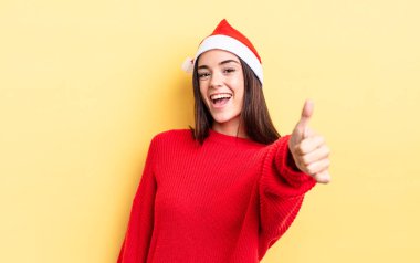 Genç İspanyol kadın gururlu, olumlu bir şekilde gülümsüyor. Chistmas ve yeni yıl konsepti