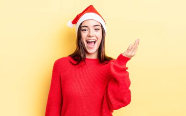 Genç İspanyol kadın kendini mutlu hissediyor, bir çözüm ya da fikir bulduğuna şaşırıyor. Chistmas ve yeni yıl konsepti