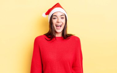 Genç İspanyol kadın mutlu ve hoş bir şekilde şaşırmış görünüyor. Chistmas ve yeni yıl konsepti