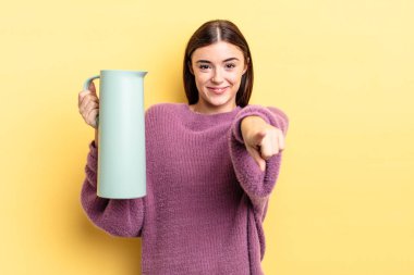 Genç İspanyol kadın kamerayı göstererek seni seçiyor. Kahve termosu kavramı