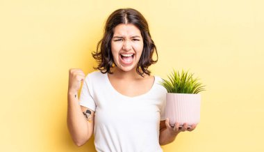 Genç İspanyol kadın öfkeli bir ifadeyle agresif bir şekilde bağırıyor. büyüme kavramı