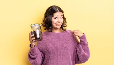 Genç İspanyol kadın kibirli, başarılı, pozitif ve gururlu görünüyor. kahve çekirdeği konsepti