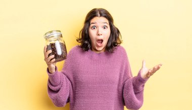 Genç İspanyol kadın inanılmaz bir sürprizle şaşkına dönmüş ve hayrete düşmüştü. kahve çekirdeği konsepti