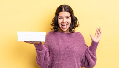 Genç İspanyol kadın kendini mutlu hissediyor ve inanılmaz bir şeye hayret ediyor. boş kutu kavramı