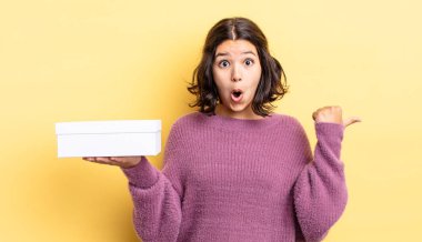 İnançsızlığa şaşırmış genç İspanyol kadın. boş kutu kavramı