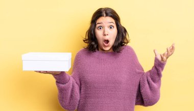 Genç İspanyol kadın inanılmaz bir sürprizle şaşkına dönmüş ve hayrete düşmüştü. boş kutu kavramı