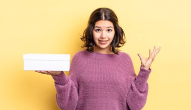 Genç İspanyol kadın kendini mutlu hissediyor, bir çözüm ya da fikir bulduğuna şaşırıyor. boş kutu kavramı